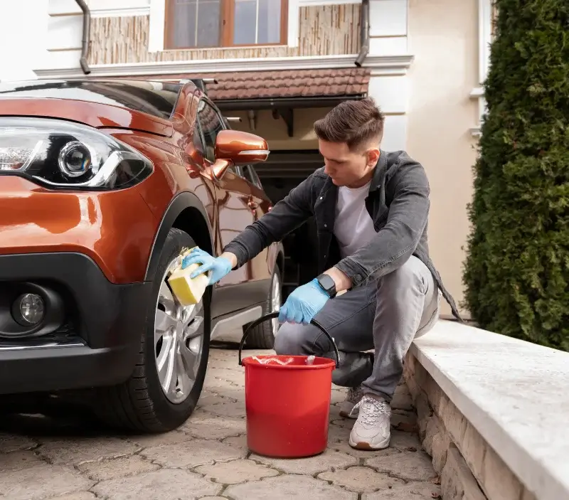 Lavage auto à domicile Saint-Pierre-des-Tripiers : professionnel intervenant sur un véhicule